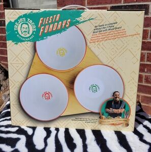 NWOT 3 pc Bowl Set with Wood Serving Board